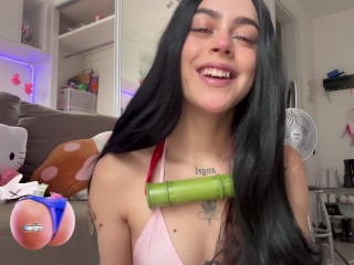Nezuko safada brincando com sua nova máquina de sexo