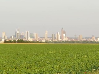 OUTDOOR-FICK vor Frankfurter Skyline