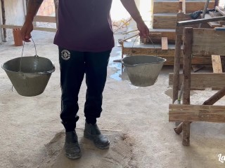 Paguei a diária do meu Pedreiro com minha bucetinha