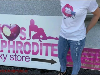 Partie 1 visite d'un sexshop ou le vendeur me fait essayer plein de vibreur