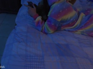 Pijamada gamer con mi amiga y quedo a solas con su hermanastro (me revienta el culo)