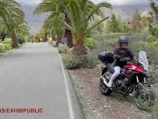 Pose moto , orgasme en extérieur au bord de la route