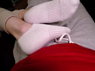 POV Najseksowniejsza przyrodnia siostra sockjob i footjob, świetna sperma na stopach