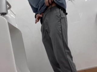 トイレの前でズボンが脱げずにお漏らし　public wetting pants
