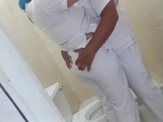 Puta enfermera se coje a colega en el baño del hospital
