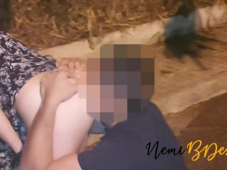 Ragazzo per strada gode leccando il culo e la figa di mia moglie con ripresa amatoriale del cornuto