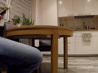 Rogacz patrzy, jak mój sąsiad spuszcza się w mojej mokrej cipce po minecie😈😈