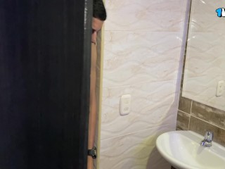 ROOMIE ENTRA AL BAÑO SIN PANTALONES MIENTRAS LO ESTOY USANDO  Y TERMINA METIÉNDOME SU RICA VERGA