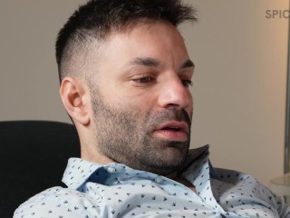 Segaiolo incallito in seduta dalla psicologa tettona. La terapia empirica della dottoressa si basa s