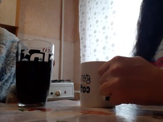Сестра моей подруги так громко стонала, что мне захотелось трахаться, и я трахнулась с подругой