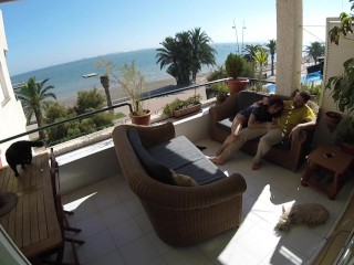 Sexo sigiloso en balcon de playa mientras pasea la gente cerca