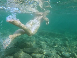 Slim girl swims naked in sea and masturbate her pussy