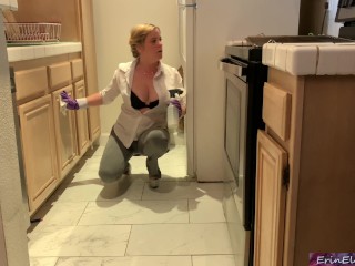 Stepmom is horny and stuck in the oven