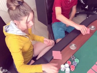 STRIP POKER Homemade - Je gagne mais il me DETRUIT quand meme la CHATTE avec sa GROSSE BITE