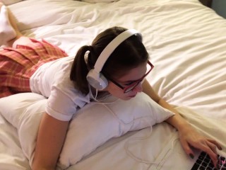 Surprise For The Fans! Teen Streamer Ends Broadcast With Masturbation