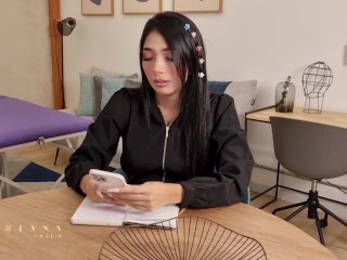 Teen beautician makes Mariana Martix finish in her mouth and sucks her feet