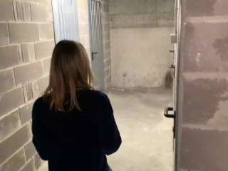 Teen fa un pompino in garage al coinquilino rumeno, che poi la sbatte a pecora. Dialoghi ita, român.