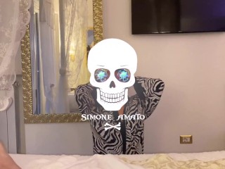 Teen succhia il cazzo e si fa sborrare in faccia (dialogato ita)