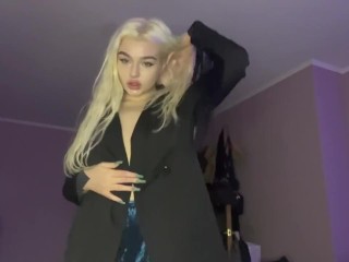 The blonde showed all her charms