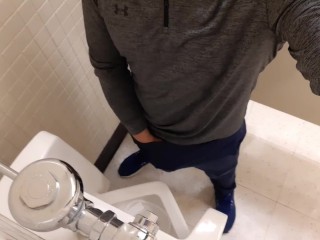 TINIGASAN SA MALL PUBLIC WASHROOM.