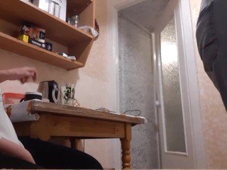 Трахнула её на кухне,  когда домработница готовила завтрак с русскими разговорами - lesbian_illusion