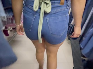 Una dependienta de una tienda de ropa chupó la polla de un cliente en el baño de un centro comercial