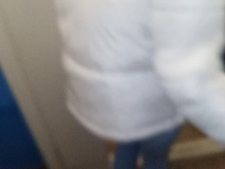 В подъезде после свидания отблагодарила парня