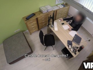 VIP4K. Le créancier permet à MILF de s'amuser avec sa bite au bureau