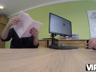 VIP4K. Si bébé veut obtenir un crédit, elle devrait faire plaisir à l'agent de crédit