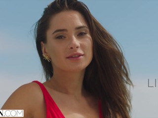 VIXEN She couldn't resist naughty vacation with stranger
